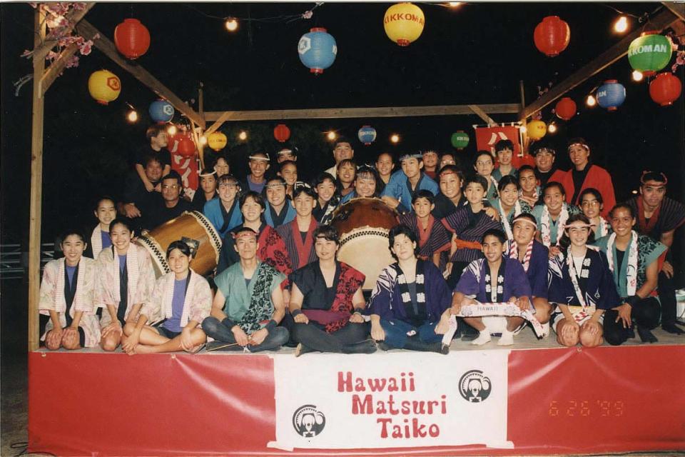 Six taiko groups gather for a photograph, 1999